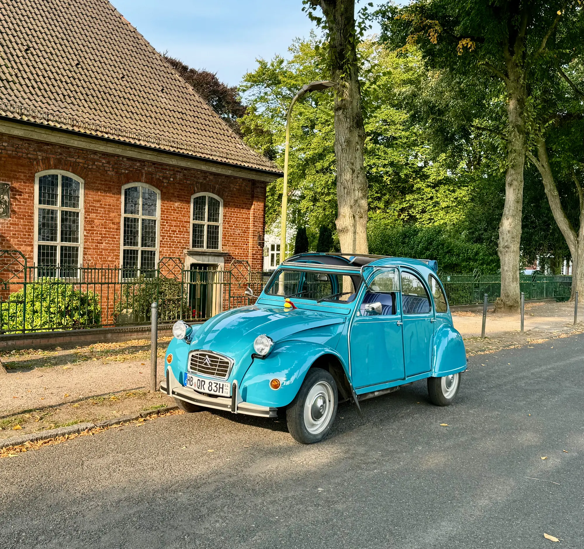 Citroën 2CV 6 1983 mieten in Bremen (Seitenansicht vor Kirche)