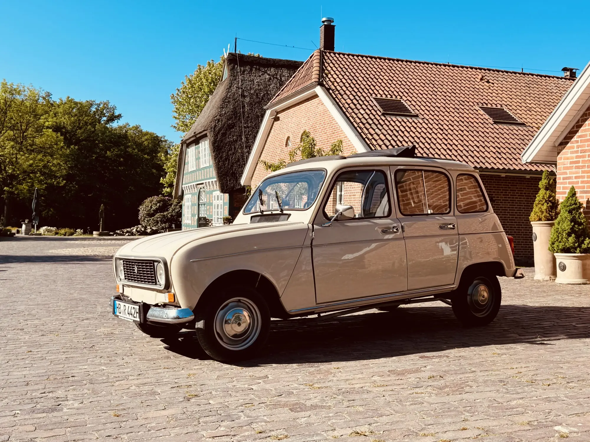 Renault R4 TL 1982 mieten in Bremen (Seitenansicht vor Bauernhaus)