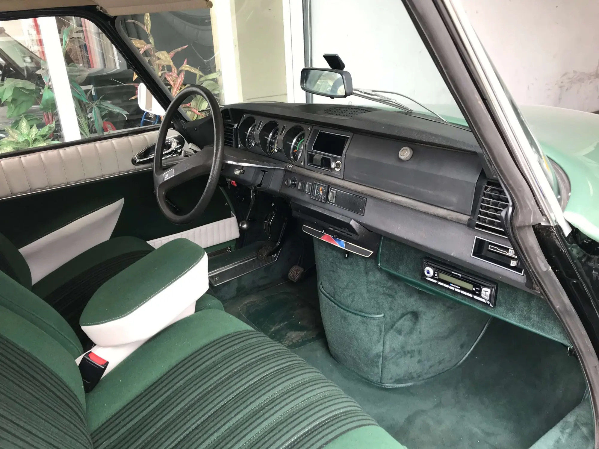 Citroën D-Super 1972 mieten in Bremen (Cockpit Innenraum)