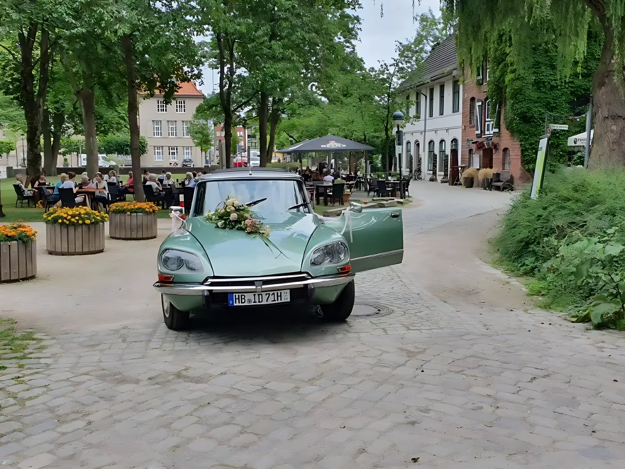 Citroën D-Super 1972 mieten in Bremen (Frontansicht mit Blumenschmuck)