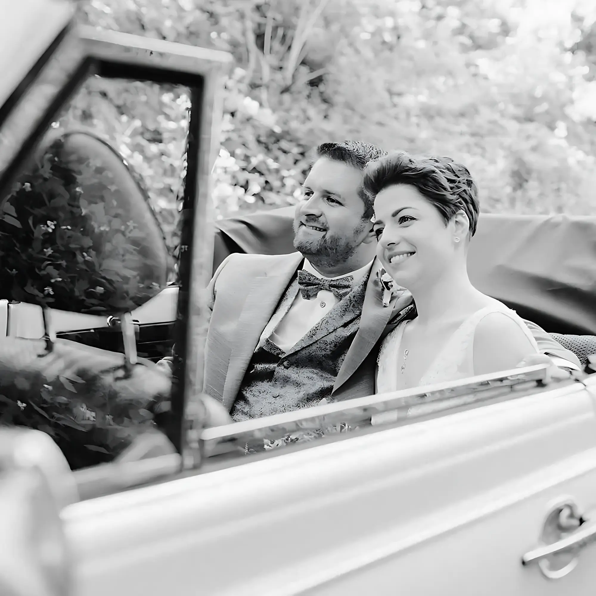 VW Käfer 1303 Cabrio mieten in EVENTSUPPLEIER, Hermann-Löns-Weg 1, 76275 Ettlingen, Deutschland – Hochzeitsauto (Brautpaar im Auto, Schwarzweiß)
