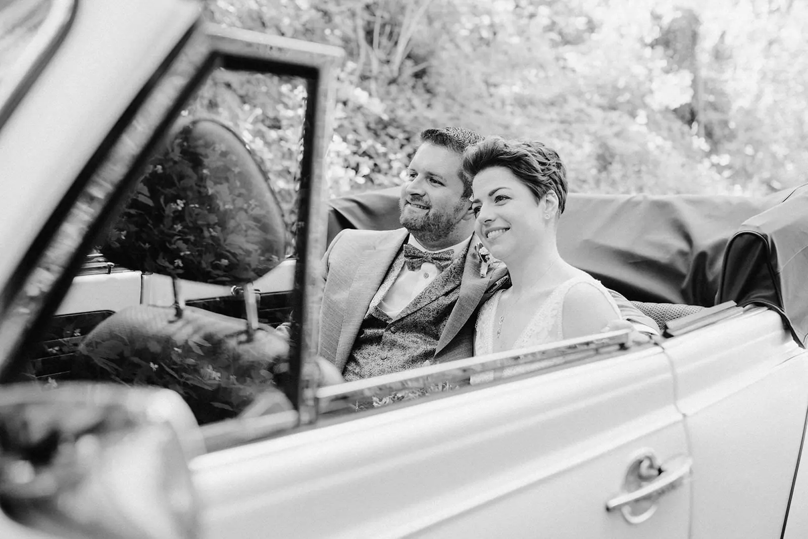 VW Käfer 1303 Cabrio mieten in EVENTSUPPLEIER, Hermann-Löns-Weg 1, 76275 Ettlingen, Deutschland – Hochzeitsauto (Brautpaar im Auto, Schwarzweiß)