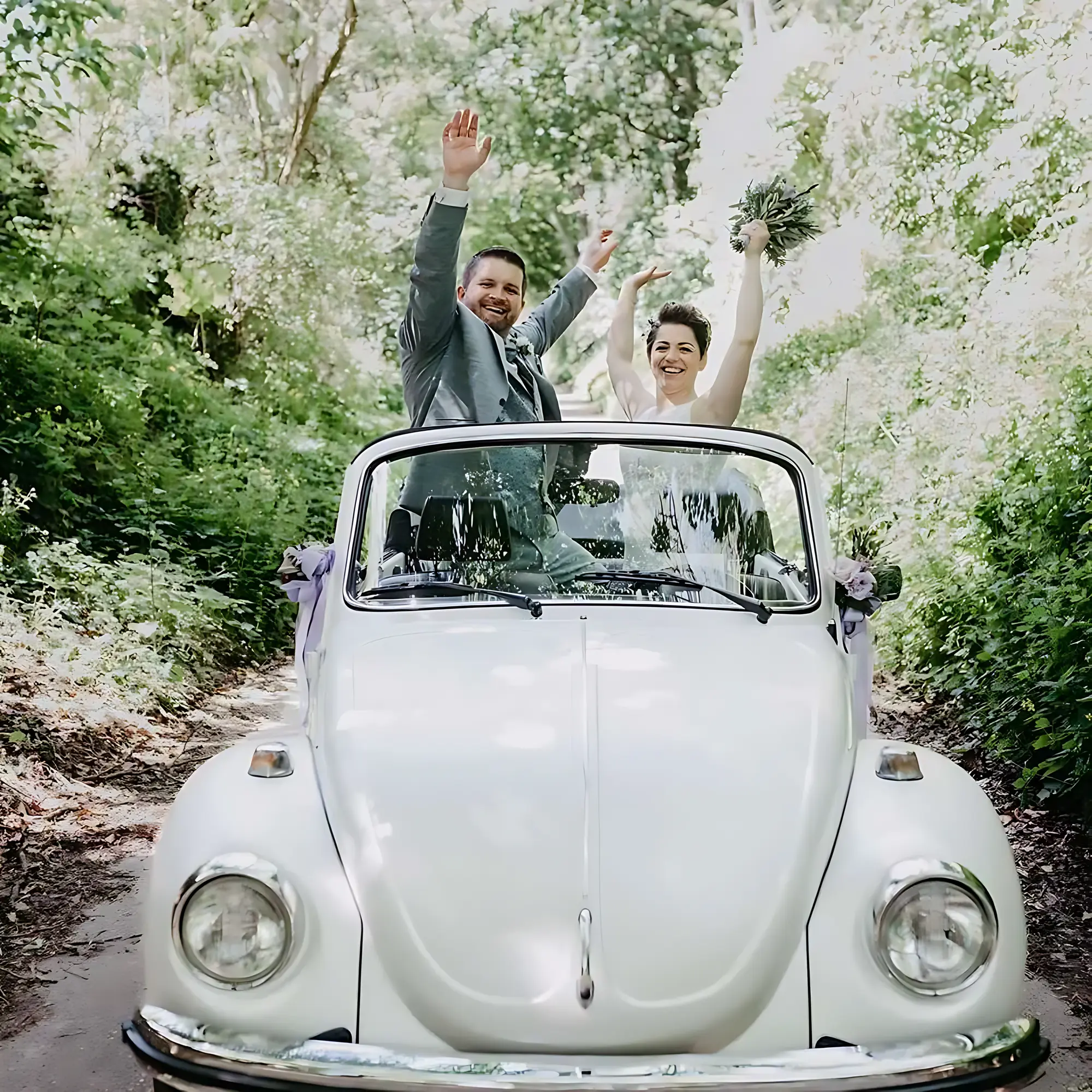 VW Käfer 1303 Cabrio mieten in EVENTSUPPLEIER, Hermann-Löns-Weg 1, 76275 Ettlingen, Deutschland – Hochzeitsauto (Brautpaar im Cabrio)