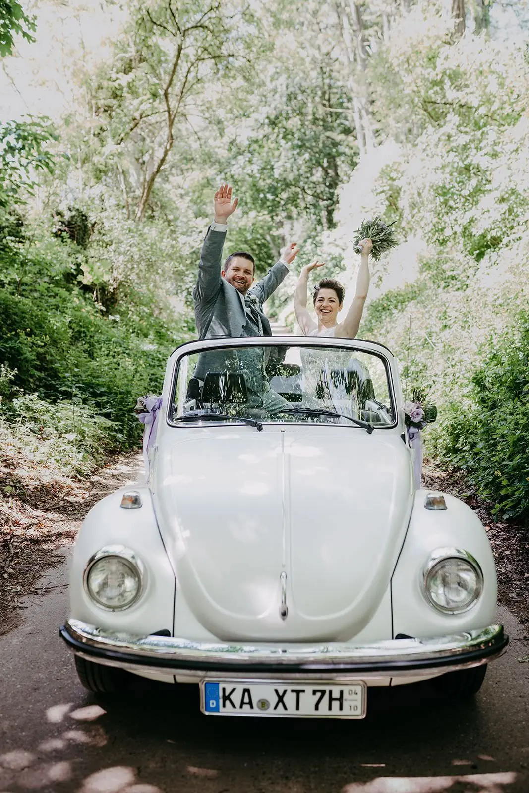 VW Käfer 1303 Cabrio mieten in EVENTSUPPLEIER, Hermann-Löns-Weg 1, 76275 Ettlingen, Deutschland – Hochzeitsauto (Brautpaar im Cabrio)