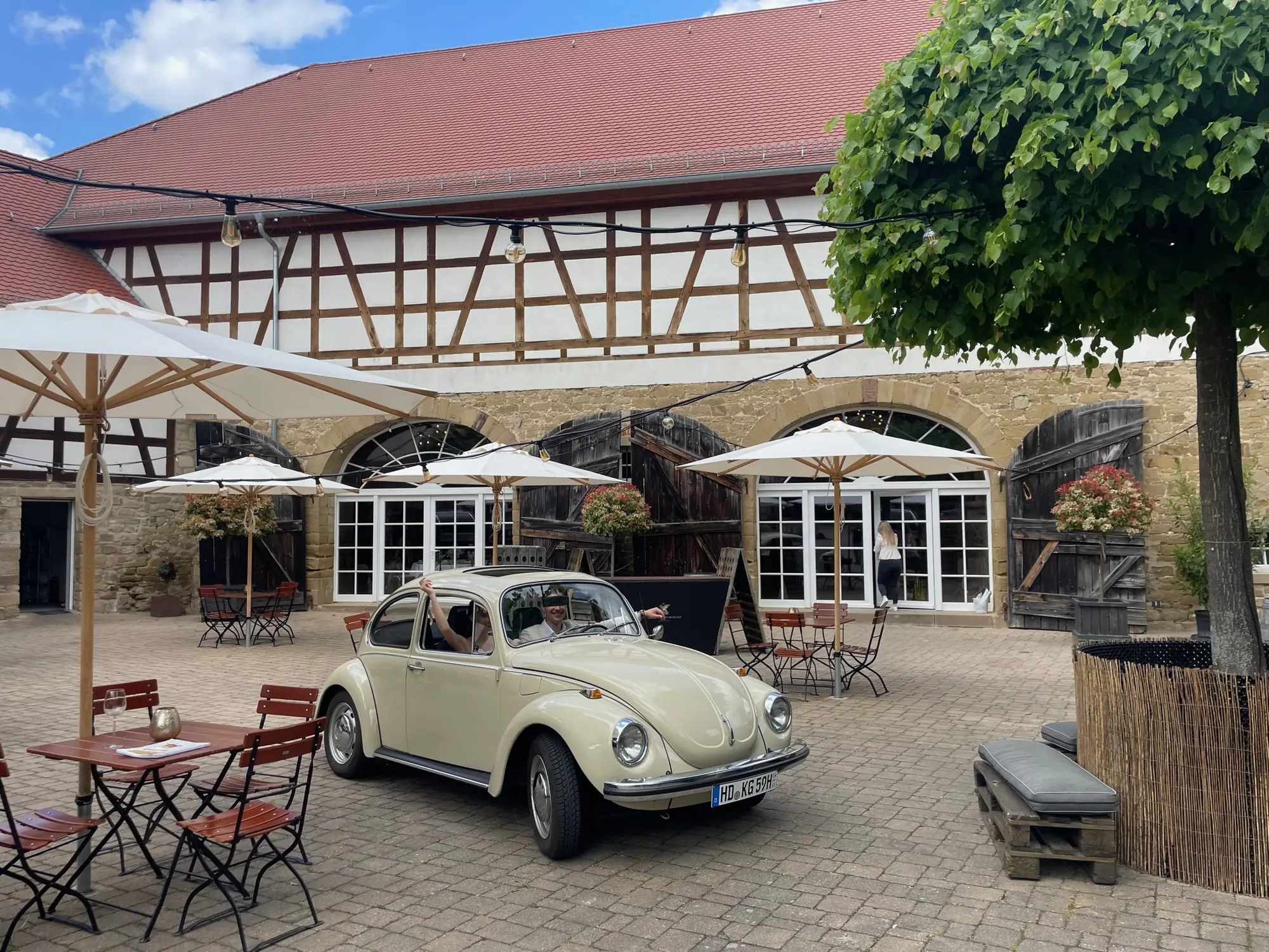 VW Käfer 1302 L mieten in Ladenburg, Hochzeitsauto (Beiger Käfer im Hof)