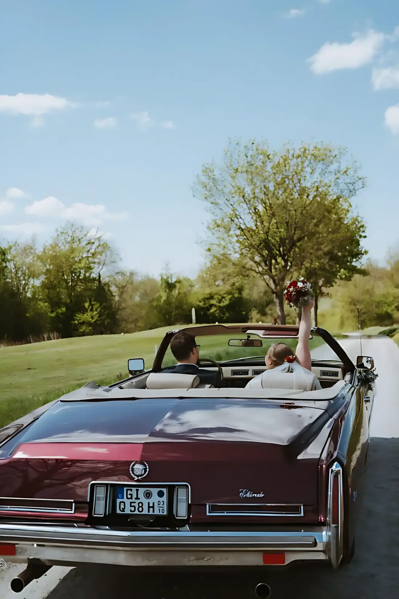 Cadillac Eldorado '76 Cabrio 1976 mieten in Grünberg (Heckansicht weinrotes Cabrio)