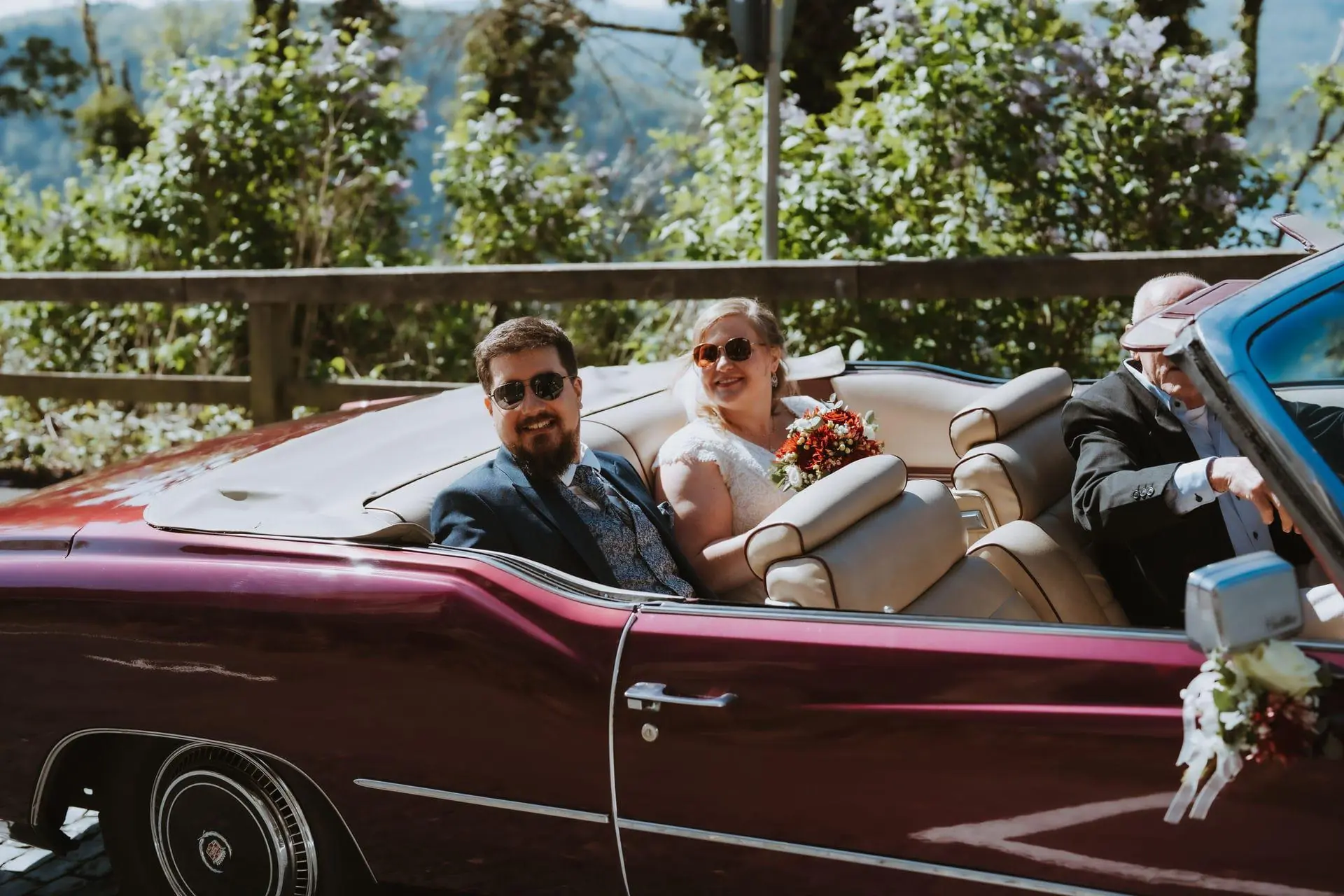 Cadillac Eldorado '76 Cabrio 1976 mieten in Grünberg (Paar im weinroten Cabrio)