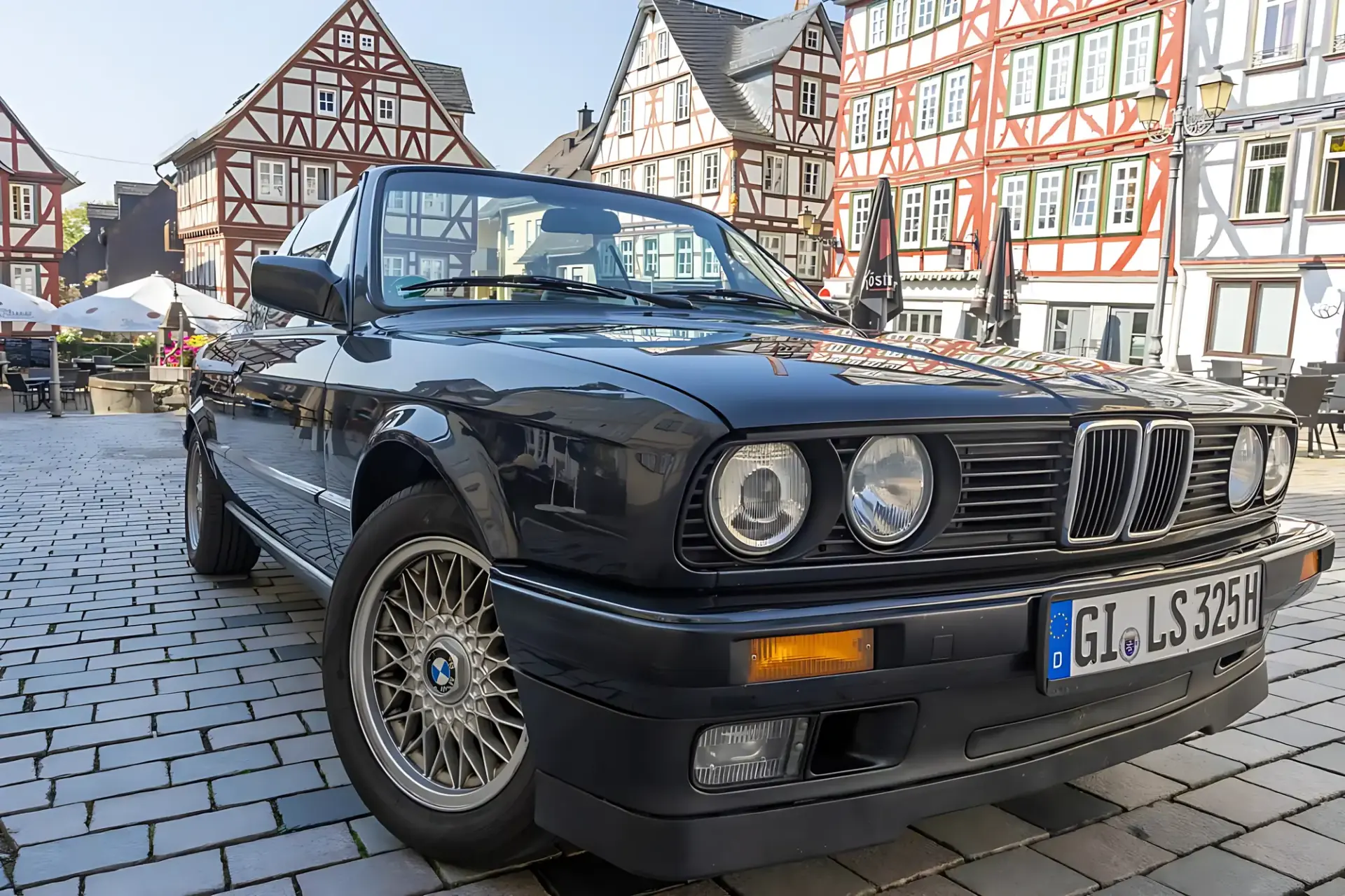 BMW 320i E30 Cabrio mieten in Grünberg, Hochzeitsauto (Schwarzes BMW Cabrio, Fachwerkhäuser)