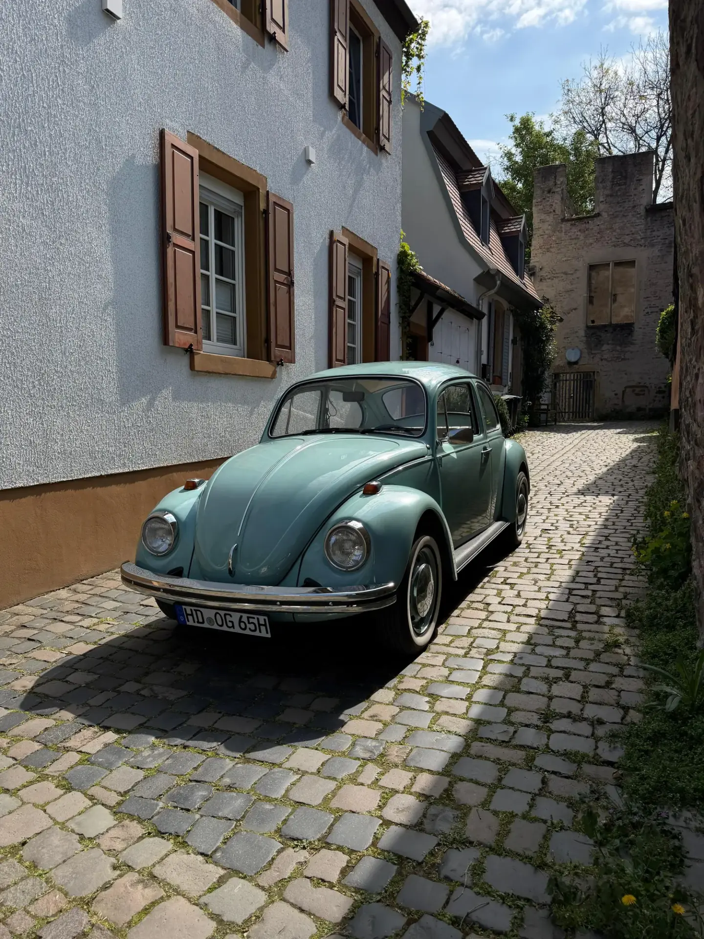 VW Käfer 1200 J 1976 mieten in Hockenheim (Käfer Frontansicht Gasse)