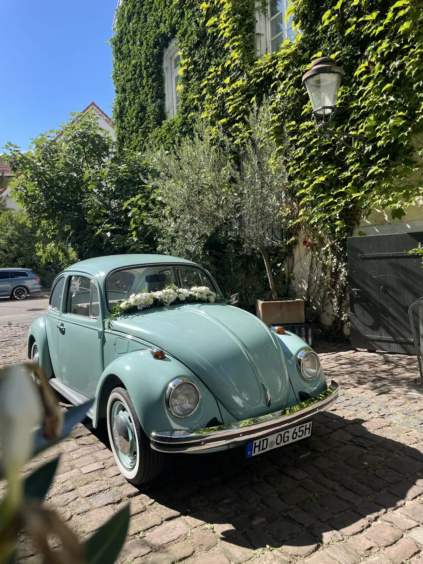 VW Käfer 1200 J 1976 mieten in Hockenheim (Käfer mit Blumenschmuck Hochzeit)