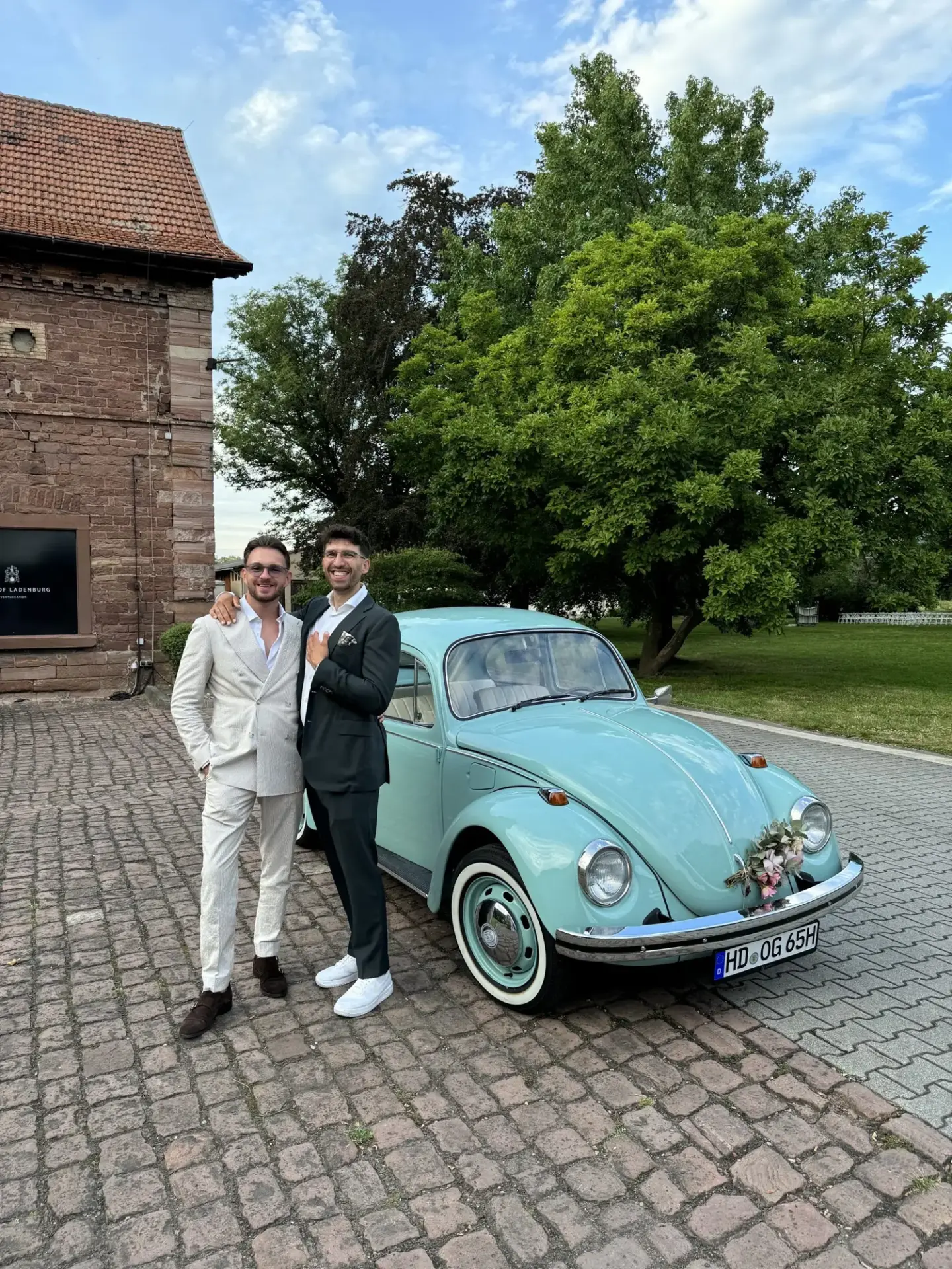 VW Käfer 1200 J 1976 mieten in Hockenheim (Türkiser Käfer mit Brautpaar)