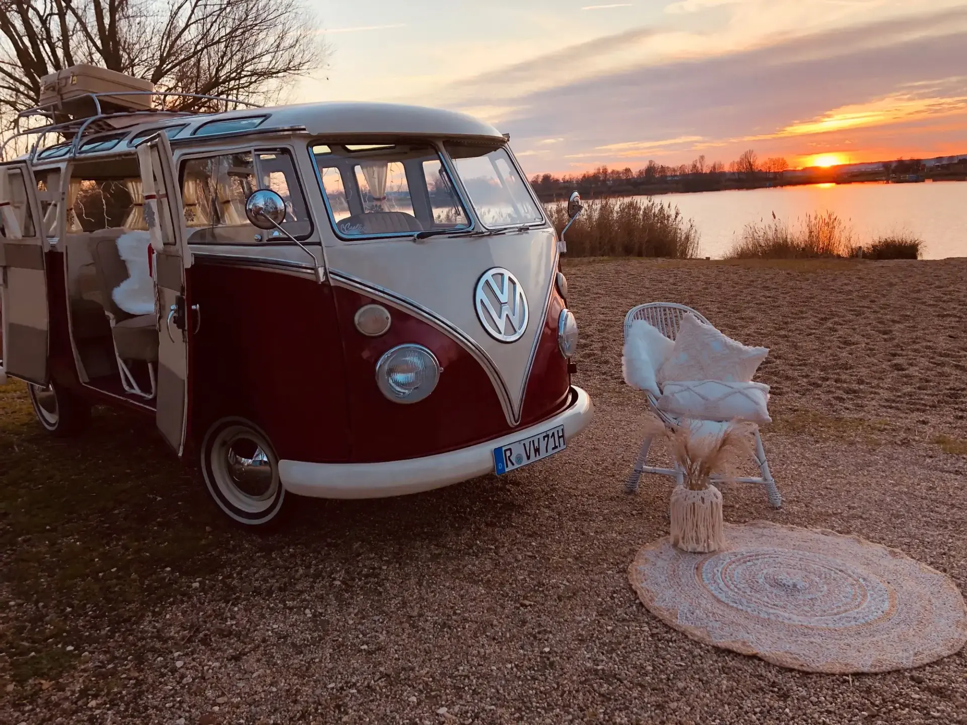 VW Bulli T1 Samba 1971 mieten in Neutraubling (Bulli bei Sonnenuntergang am See)
