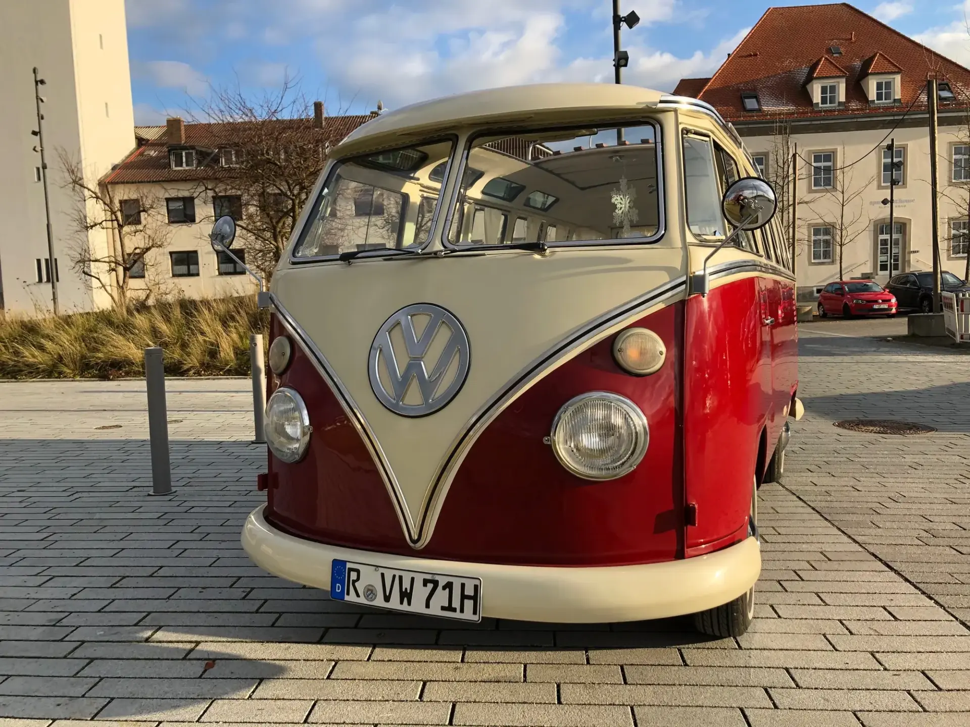 VW Bulli T1 Samba 1971 mieten in Neutraubling (Frontansicht mit VW-Emblem)