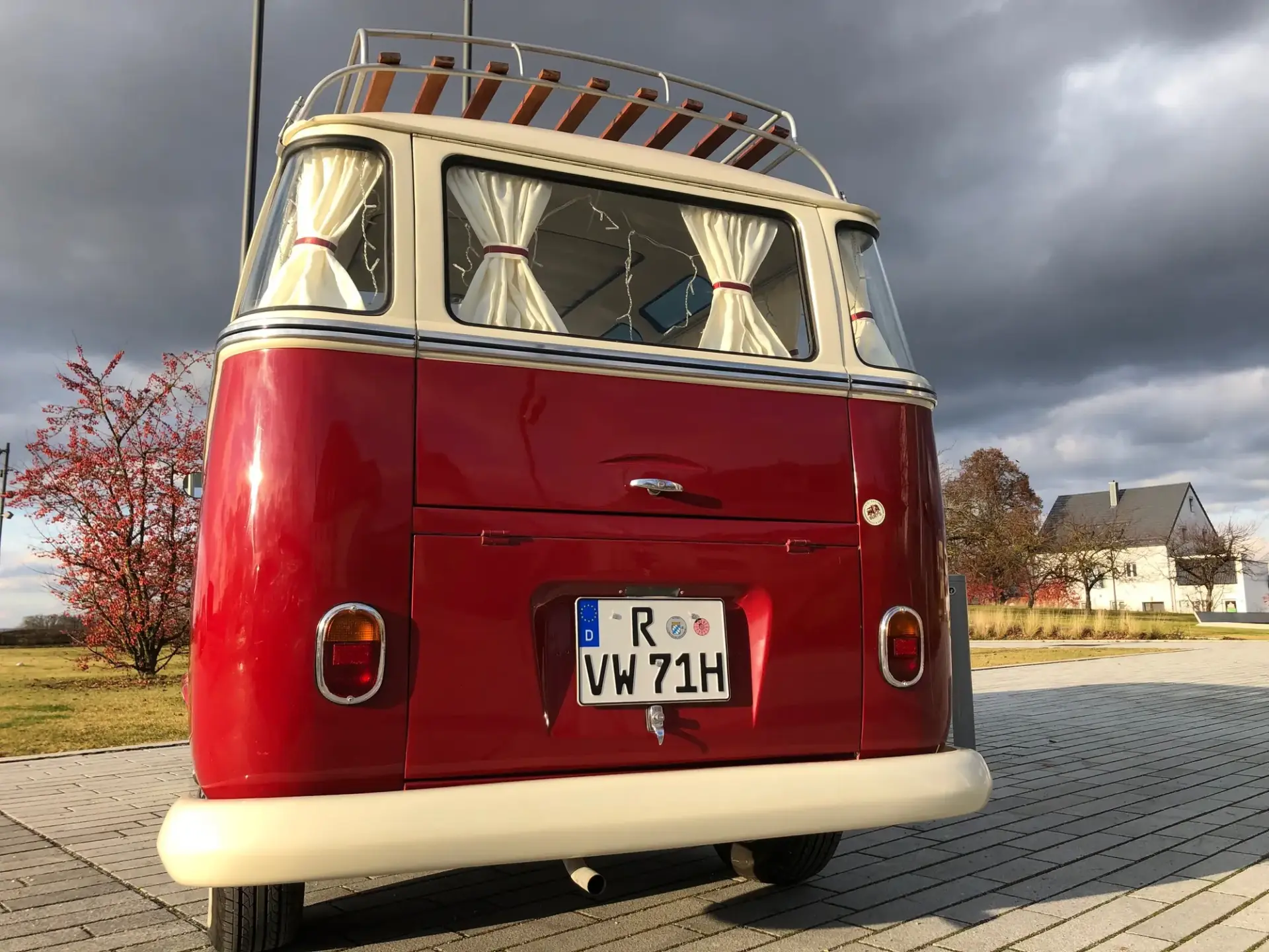 VW Bulli T1 Samba 1971 mieten in Neutraubling (Heckansicht mit Dachgepäckträger)