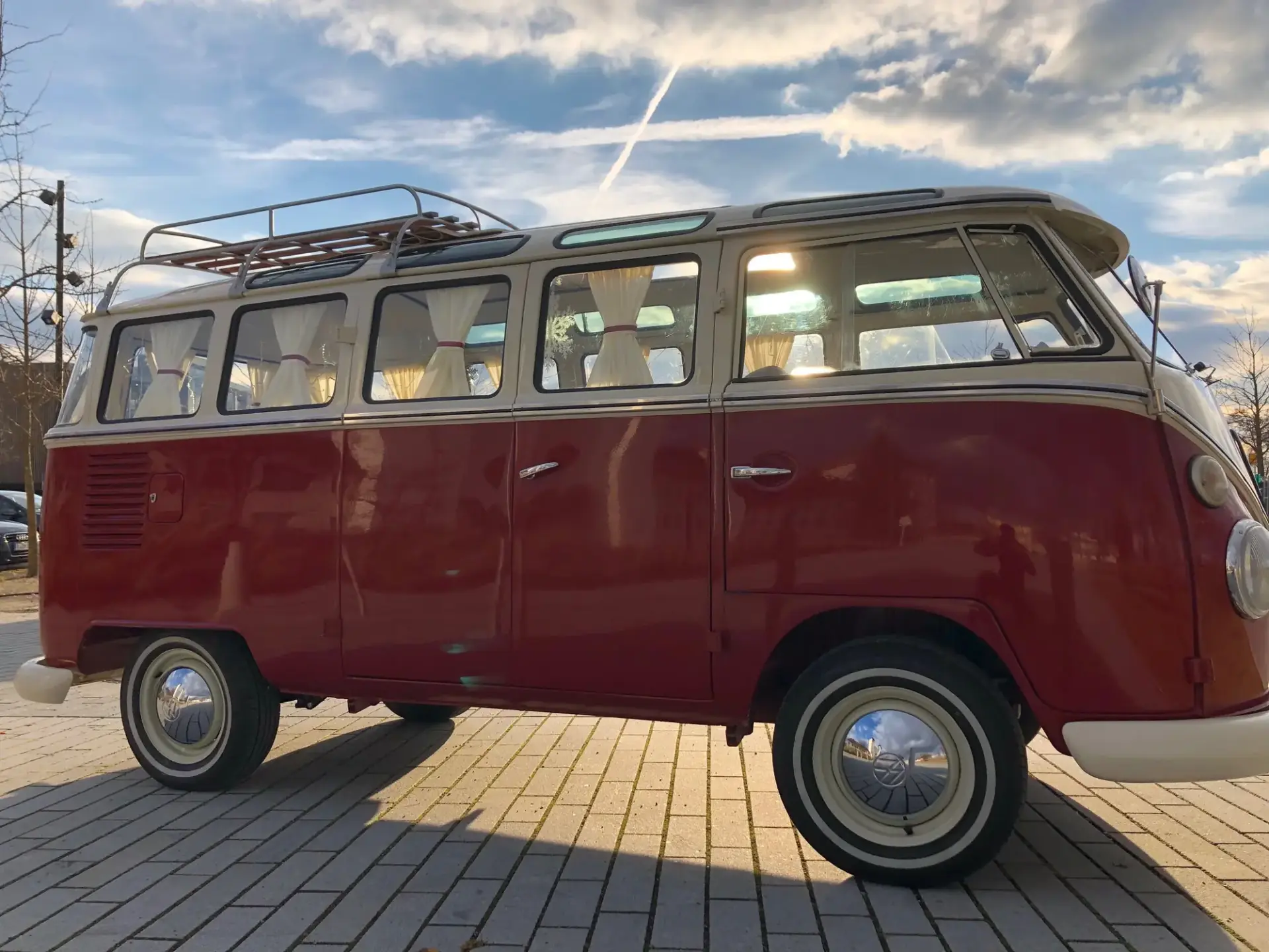 VW Bulli T1 Samba 1971 mieten in Neutraubling (Seitenansicht des roten Bulli T1 Samba)