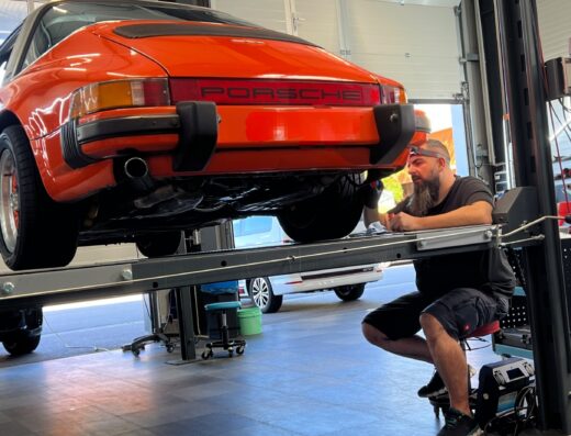 Detailarbeit an einem Porsche 911 Targa auf der Hebebühne bei SL Best Car Clean